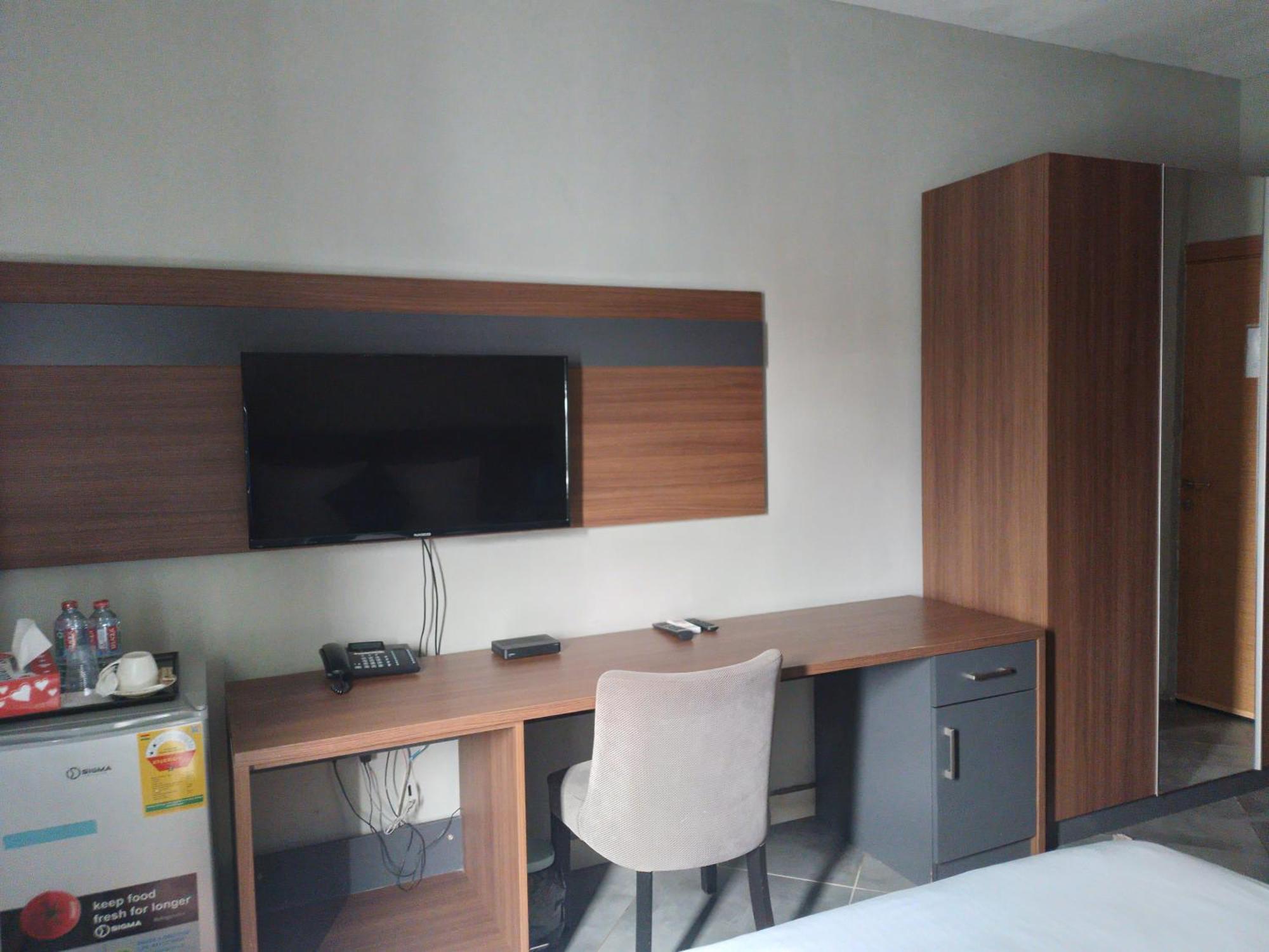 Euro Homes Hotel Аккра Экстерьер фото
