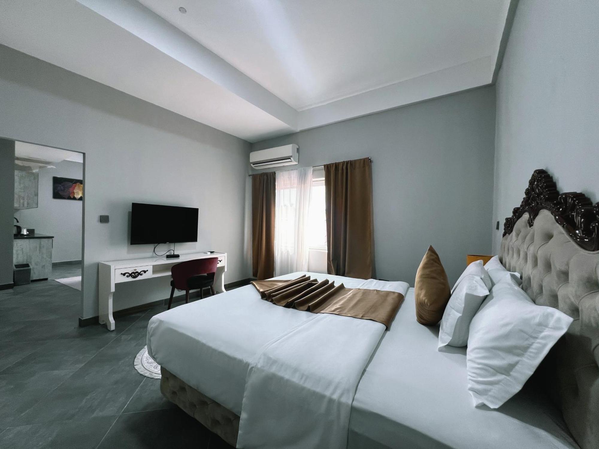 Euro Homes Hotel Аккра Экстерьер фото